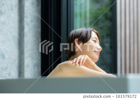 一個在浴缸裡放鬆的女人 一個在浴缸裡放鬆的女人 101579172