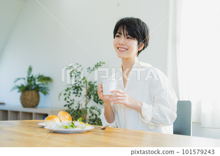 A woman eating breakfast　 101579243