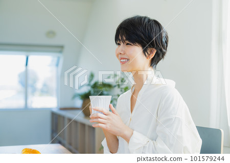 A woman eating breakfast　 101579244