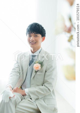 穿燕尾服的男新郎 穿燕尾服的男新郎 101579314