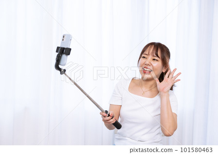 一個女人採取自我採取 101580463