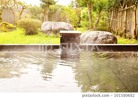 Scenery with an open-air bath, natural hot springs and greenery, spring water from the source, relaxing hot spring, hot spring image, image material 101580682
