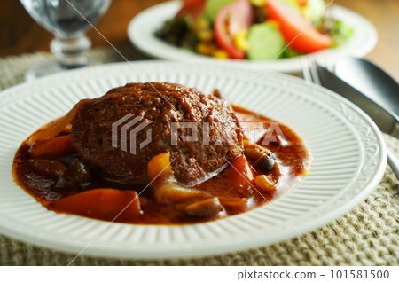 Stewed hamburger and vegetable salad 101581500