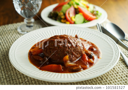 Stewed hamburger and vegetable salad 101581527