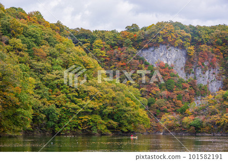 Lake Shinryu in Taishakukyo Gorge seen from a pleasure boat Lake Shinryu in Taishakukyo Gorge seen from a pleasure boat 101582191