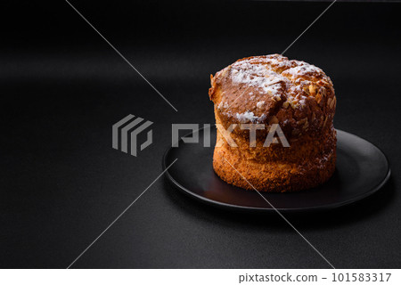 Delicious fresh christmas pie with fruit and raisin panettone Delicious fresh christmas pie with fruit and raisin panettone 101583317