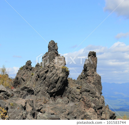 Craggy lava that has cooled and hardened / desolate rocky area with little vegetation 101583744