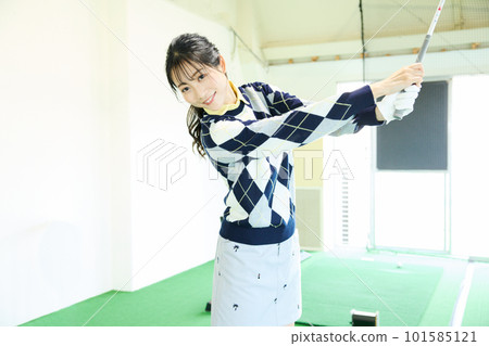 打高爾夫球的女人 101585121