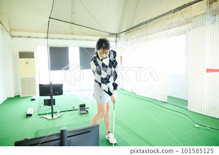 打高爾夫球的女人 101585125