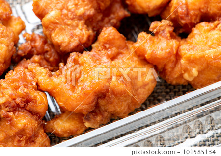 Deep-fried chicken in a transparent plastic container. Deep-fried chicken in a transparent plastic container. 101585134