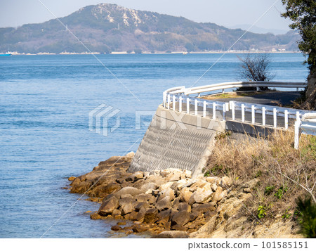 鷺島海岸（廣島縣三原市鷺浦町）和蔚藍的大海（瀨戶內海）的景色。 101585151