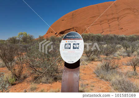 Ayers Rock base walk 101585169