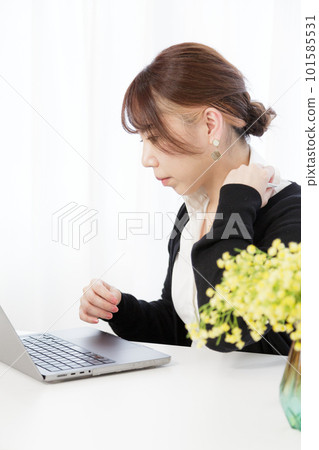 在筆記型電腦上工作的女人 在筆記型電腦上工作的女人 101585531
