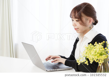在筆記型電腦上工作的女人 在筆記型電腦上工作的女人 101585532