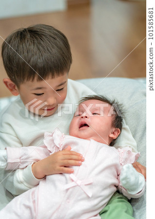 一個哥哥抱著一個新生的妹妹 一個哥哥抱著一個新生的妹妹 101585681