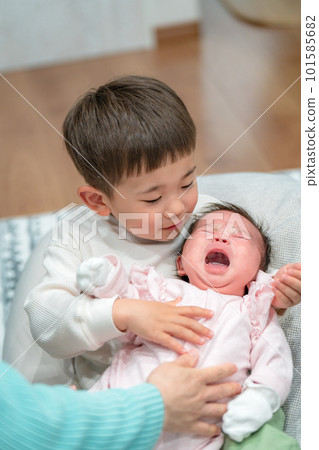 一個哥哥抱著一個新生的妹妹 一個哥哥抱著一個新生的妹妹 101585682