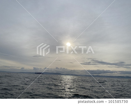 Morning sun seen from the boat 101585730