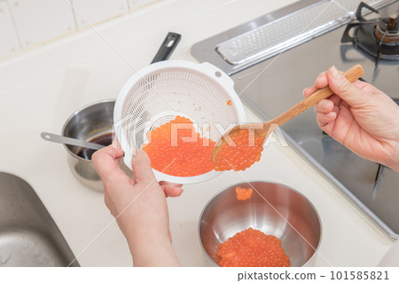 [Transfer raw salmon roe soaked in sake to a bowl to make soy sauce marinated salmon roe] 101585821