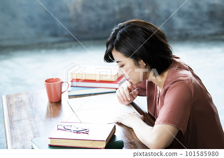 一名年輕女子在學習 一名年輕女子在學習 101585980