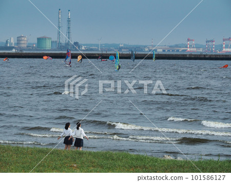 大海、衝浪者和女學生 101586127