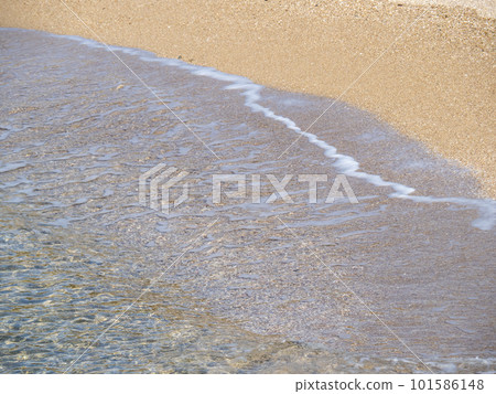 美麗的藍色大海的海灘上的海灘。 101586148