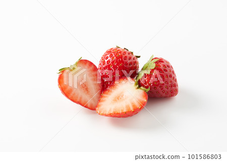 Strawberries on a white background (Tochiaika) 101586803