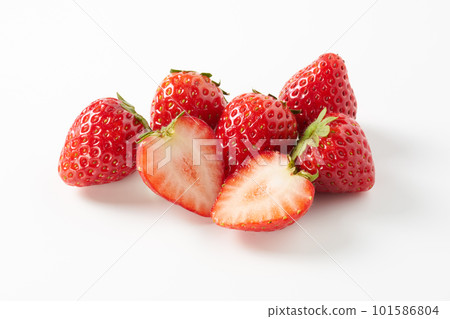 Strawberries on a white background (Tochiaika) Strawberries on a white background (Tochiaika) 101586804