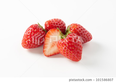 Strawberries on a white background (Tochiaika) Strawberries on a white background (Tochiaika) 101586807