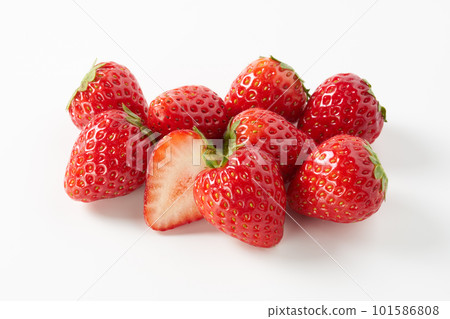 Strawberries on a white background (Tochiaika) 101586808