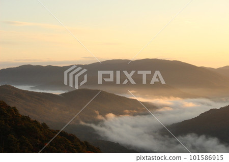 SDGsBeauty of nature "Sea of clouds and sunrise at Mt. Araya" Shiraki-cho, Asakita-ku, Hiroshima-shi, Hiroshima Prefecture Shine of the sun and light of the morning sun SDGsBeauty of nature "Sea of clouds and sunrise at Mt. Araya" Shiraki-cho, Asakita-ku, Hiroshima-shi, Hiroshima Prefecture Shine of the sun and light of the morning sun 101586915