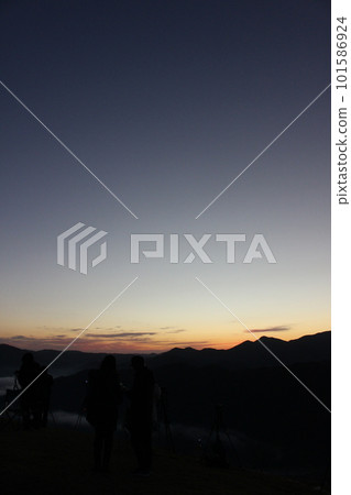 SDGsBeauty of nature "Sea of clouds and sunrise at Mt. Araya" Shiraki-cho, Asakita-ku, Hiroshima-shi, Hiroshima Prefecture Shine of the sun and light of the morning sun 101586924