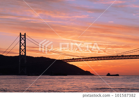 Akashi Kaikyo橋樑的晚上視圖 Akashi Kaikyo橋樑的晚上視圖 101587382