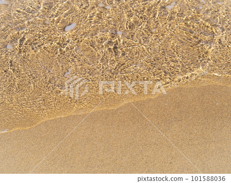 透明美麗的海水沙灘。 透明美麗的海水沙灘。 101588036