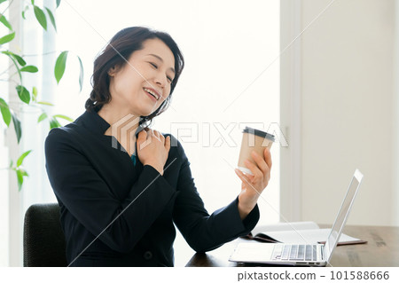 在辦公室喝咖啡的女商人 101588666