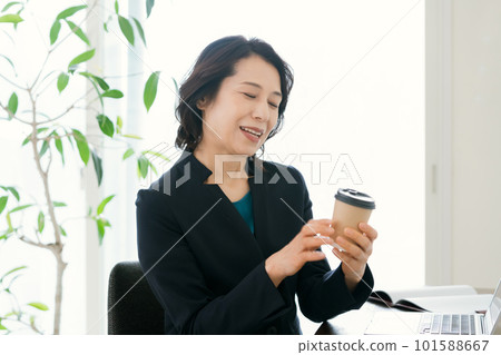 在辦公室喝咖啡的女商人 101588667