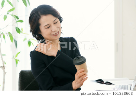 在辦公室喝咖啡的女商人 101588668