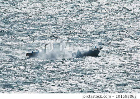 伊良湖角 飛濺園池海面上飛濺的漁船 101588862