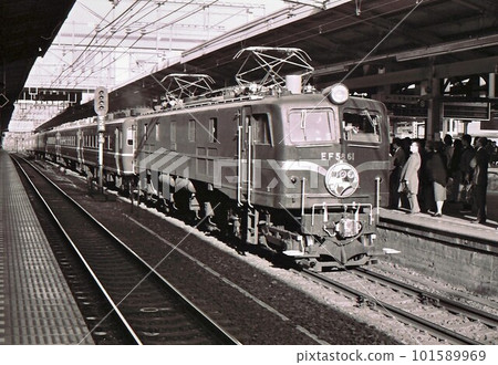 Limited Express Odoriko towed by locomotive EF5861 1983 Yokohama Station Tokaido Line Yokohama City Kanagawa Prefecture Documentary photo Limited Express Odoriko towed by locomotive EF5861 1983 Yokohama Station Tokaido Line Yokohama City Kanagawa Prefecture Documentary photo 101589969