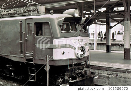 EF58 Tow Limited Express Odoriko 1983 Yokohama Station Tokaido Line Yokohama City Kanagawa Prefecture Recorded photo EF58 Tow Limited Express Odoriko 1983 Yokohama Station Tokaido Line Yokohama City Kanagawa Prefecture Recorded photo 101589970