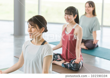 Women learning yoga in yoga class/pilates Women learning yoga in yoga class/pilates 101590104