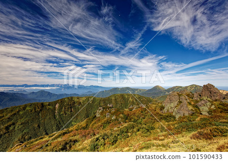 View of Mt. Hiuchi, Mt. Yake and the Shirouma mountain range from the summit of Mt. Myoko in early autumn 101590433