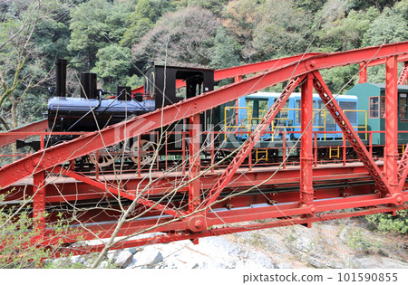 Minetopia Besshi, a mine sightseeing train passing through Uchiyoke Tetsubashi Bridge Minetopia Besshi, a mine sightseeing train passing through Uchiyoke Tetsubashi Bridge 101590855
