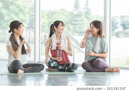 女性在健身房的瑜珈課上休息時補水和喝運動飲料 101591197