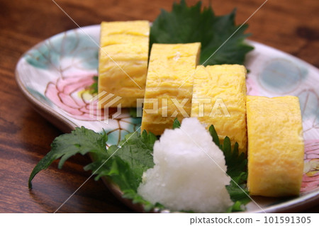 Dashi roll egg and grated daikon radish 101591305