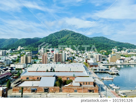 午後的函館山和港口小鎮的風景 <北海道函館市> 101591326
