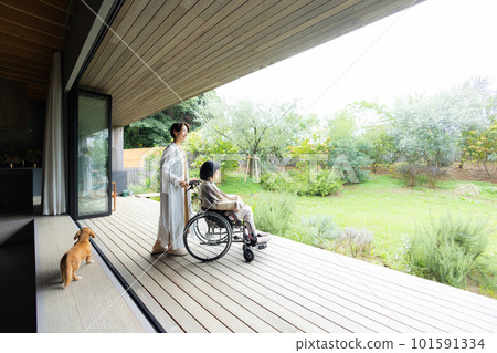 使用輪椅的資深婦女 101591334