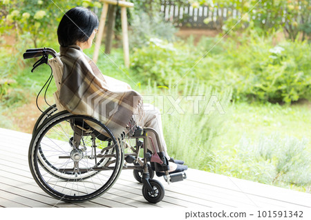 使用輪椅的資深婦女 使用輪椅的資深婦女 101591342
