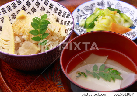 Rice with bamboo shoots and Himehiki soup 101591997