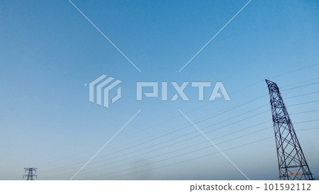 清晨的月亮和藍天映照的鋼塔和輸電線路 101592112
