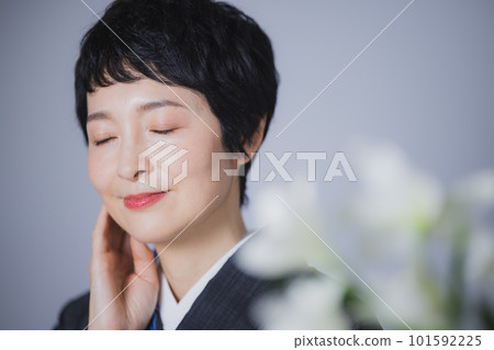 Middle woman in kimono 101592225